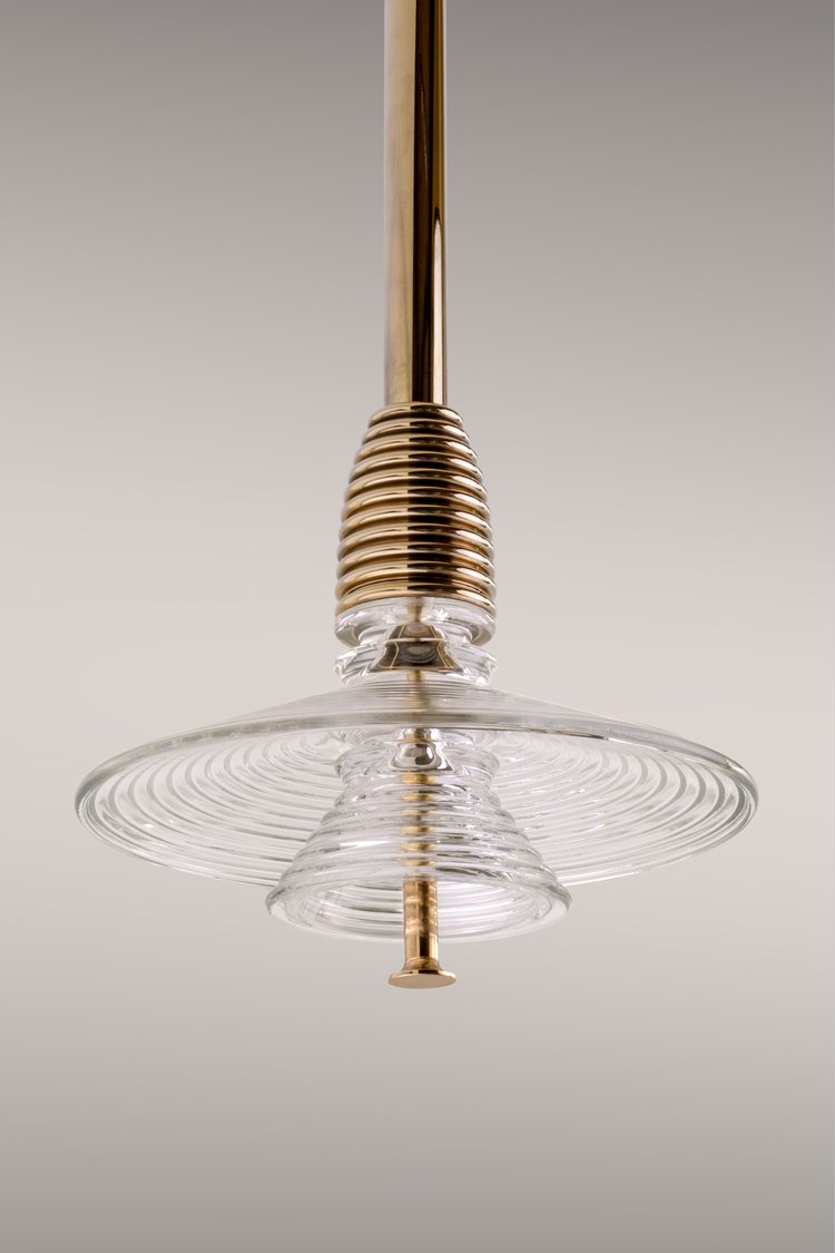 Pendant light in clear glass and polished brass.