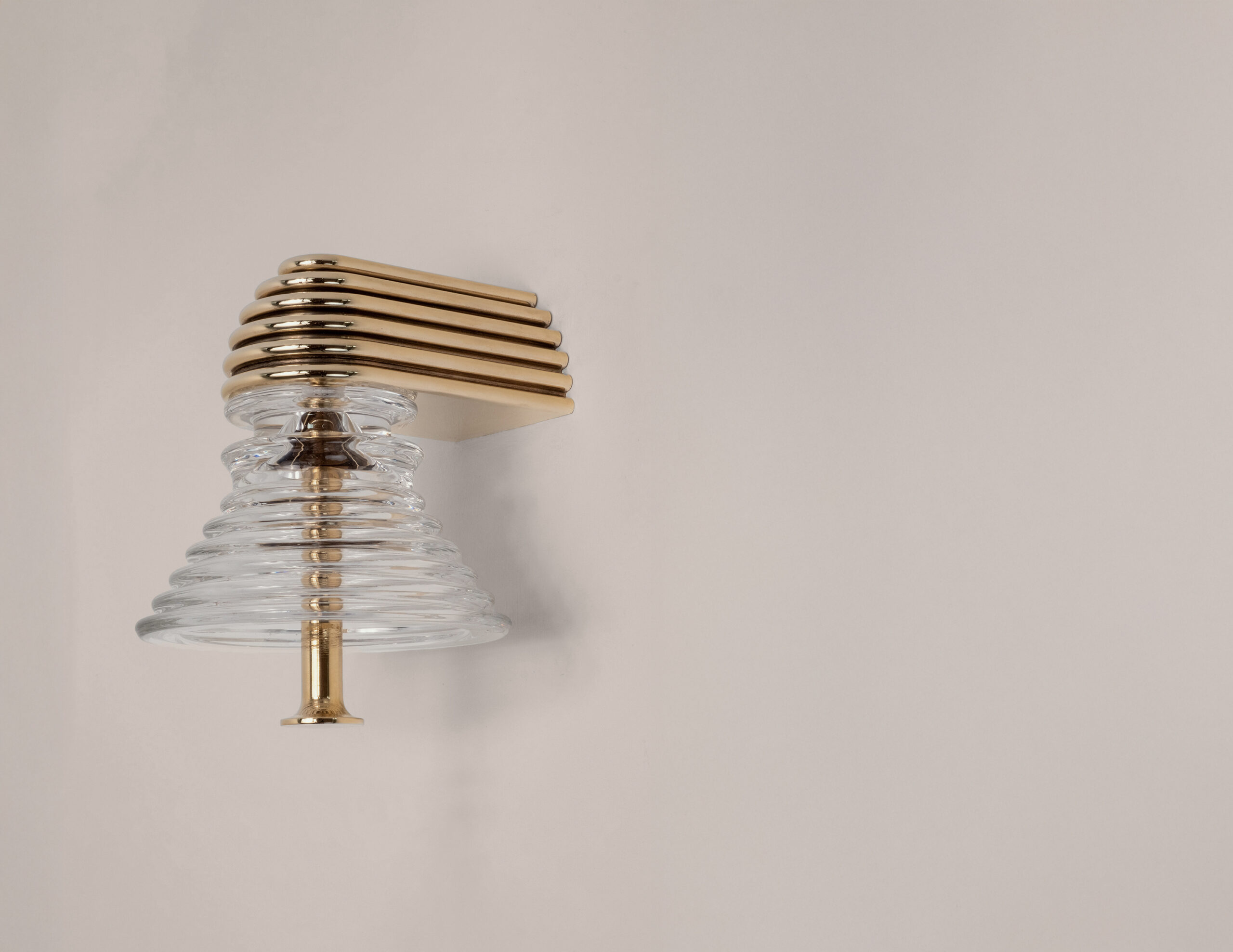 https://novocastrian.co/wp-content/uploads/2025/04/NOVOCASTRIAN_Insulator-A-Sconce_Polished-Brass_Clear-Glass_3-scaled.jpg